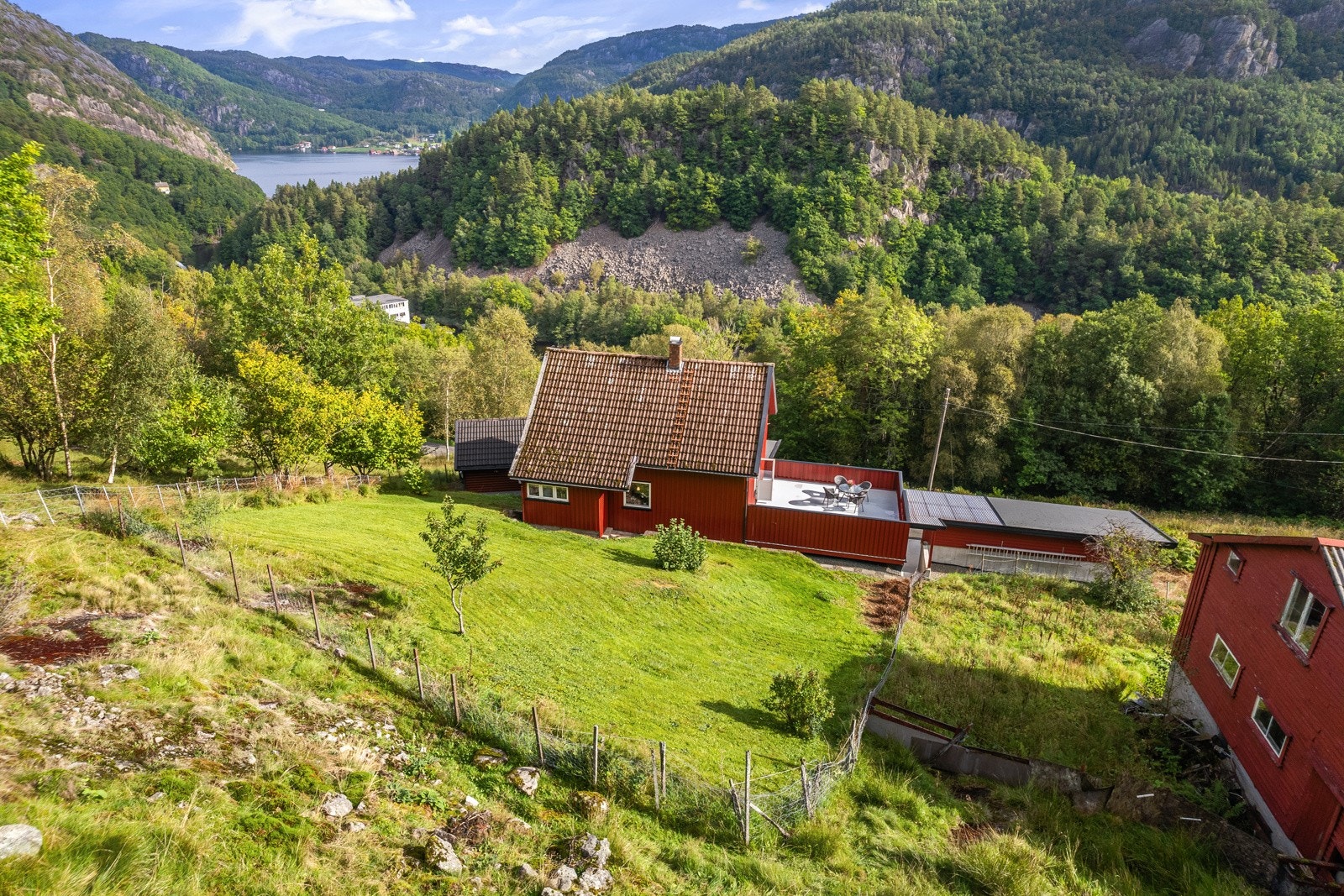 Hage på baksiden av boligen. Galleribilde