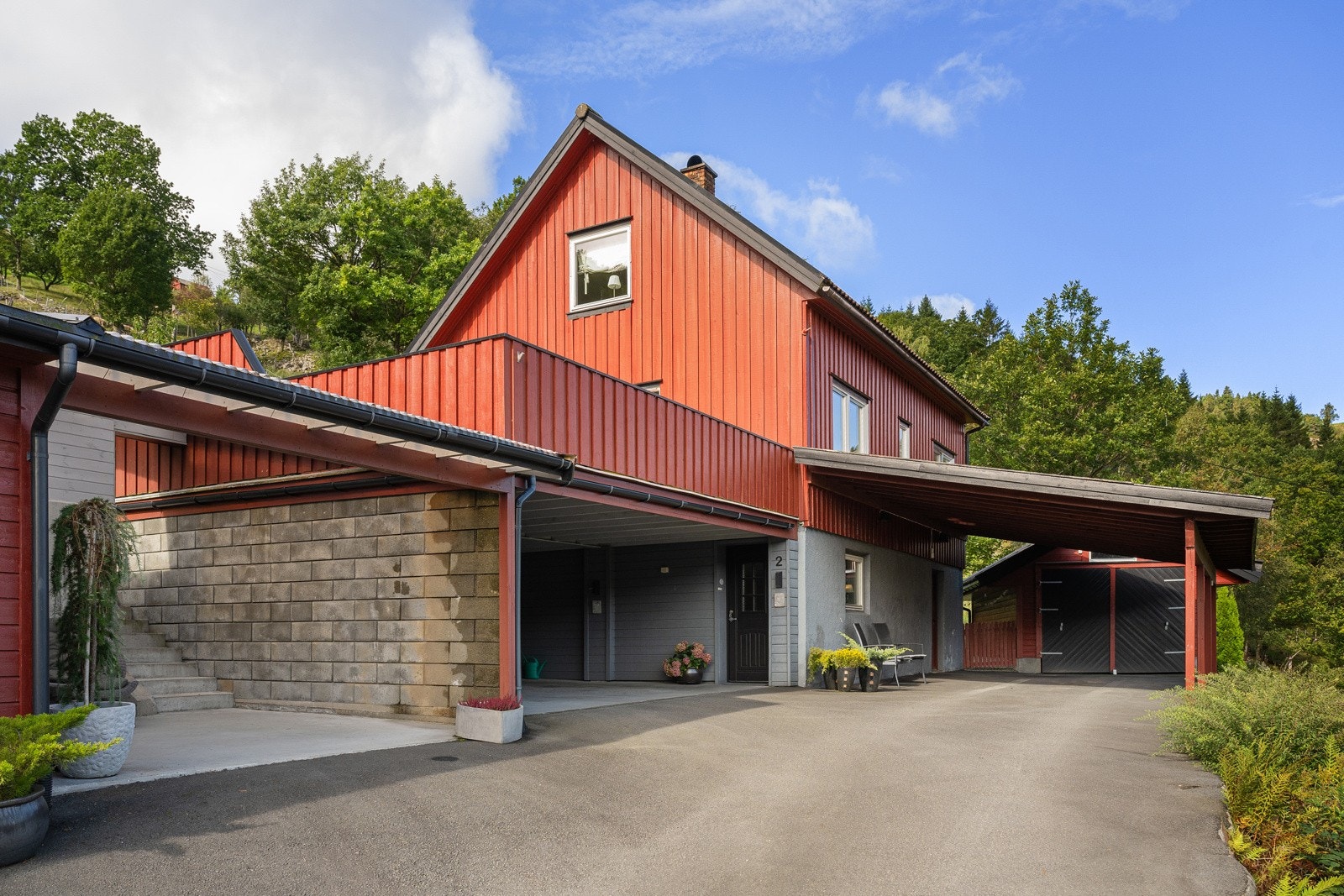 Innkjørsel og fasade - Meget gode parkeringsmuligheter. Galleribilde
