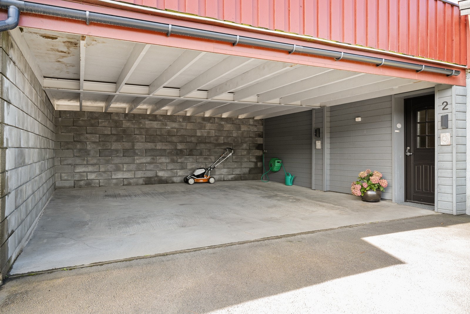 Carport ved hovedinngangen. Galleribilde