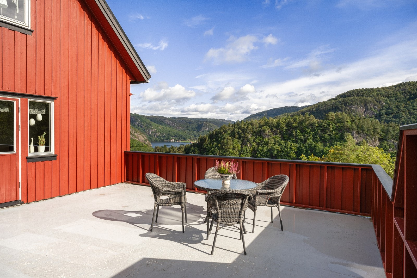Terrasse over carport. Galleribilde