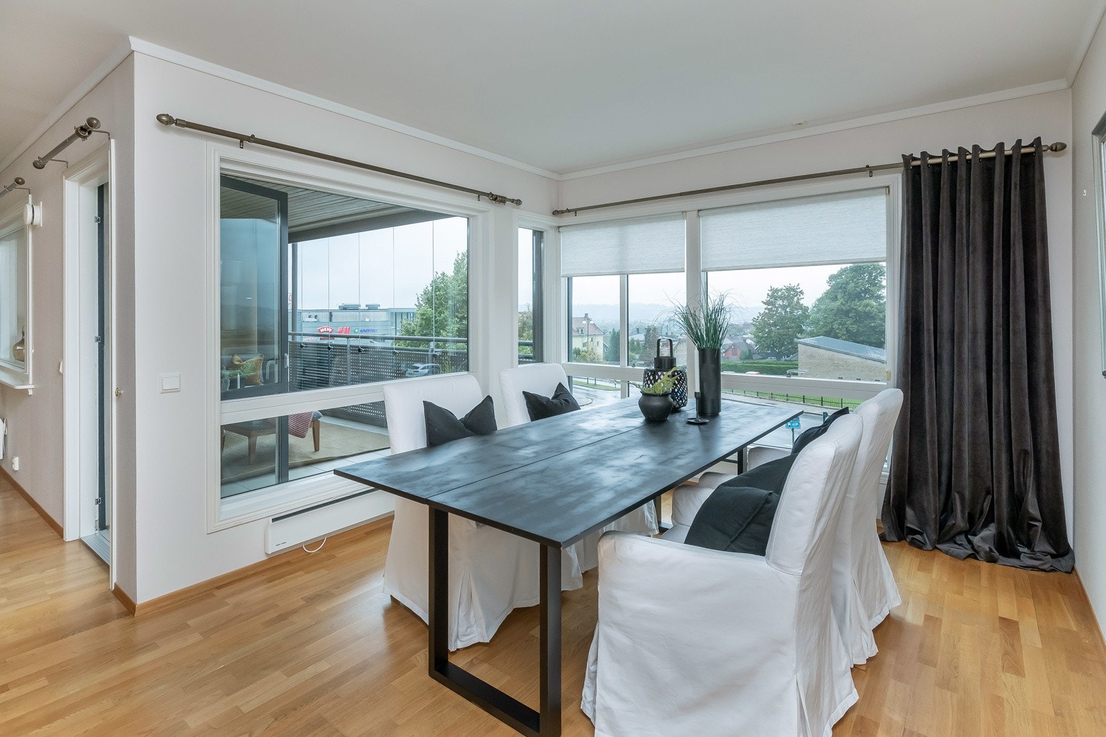 Hyggelig, lys "hjørne" for å ha spisestuen i... Galleribilde