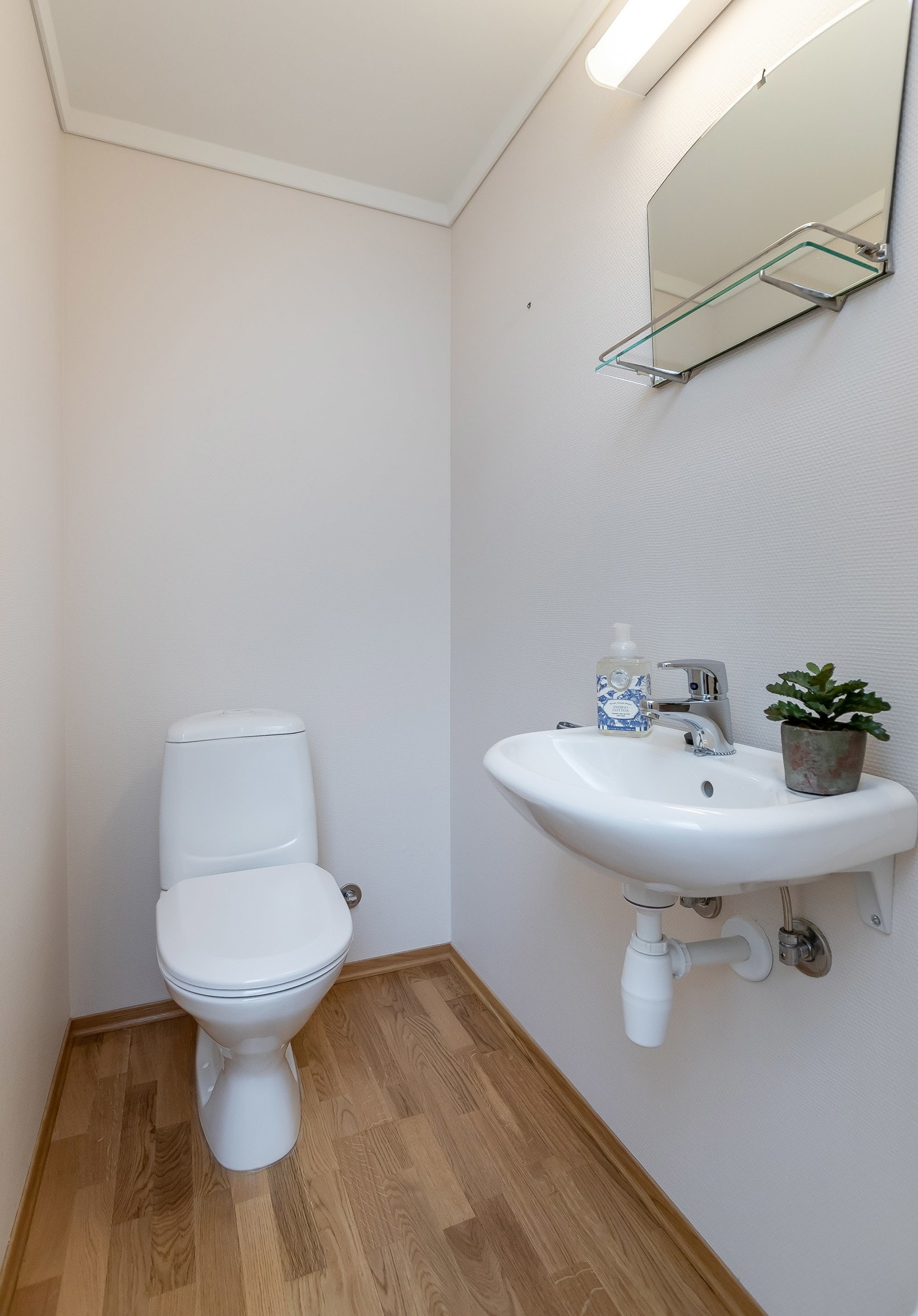 Praktisk med separat, ekstra WC. Galleribilde