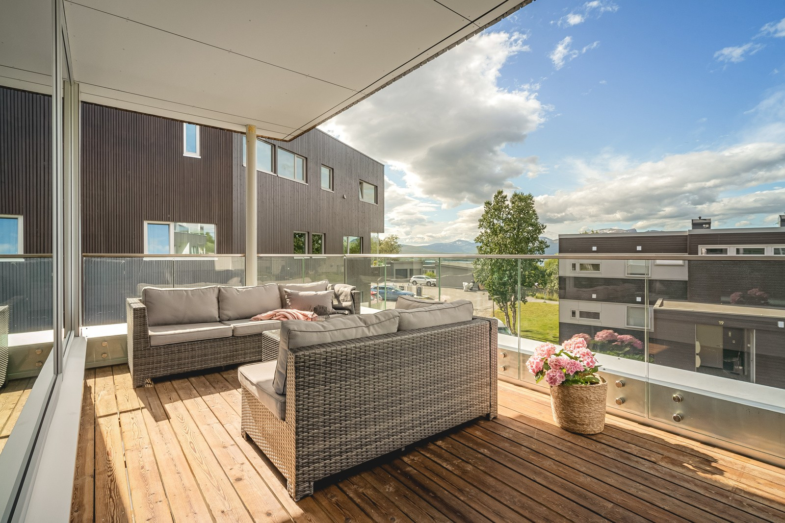 Stor terrasse med meget gode solforhold. Et perfekt sted å nyte finværsdagene i Tromsø!