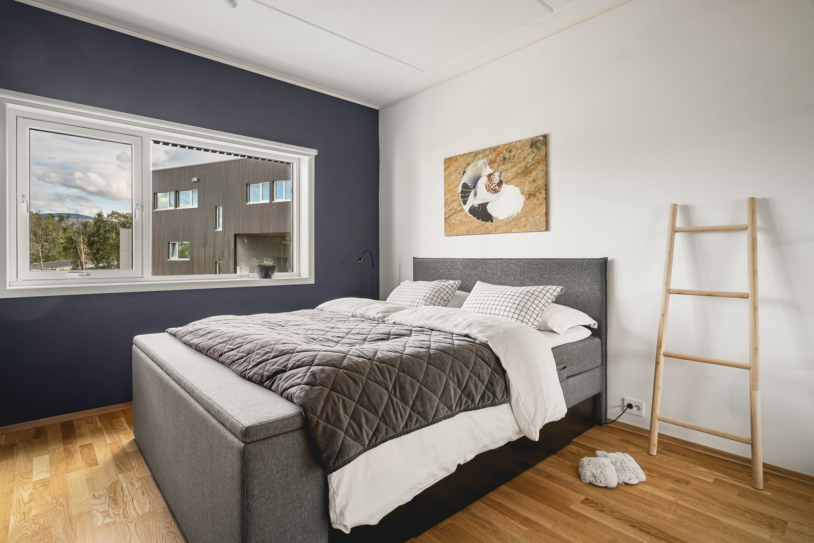 Stort hovedsoverom med plass for stor seng og tilhørende nattbord.
