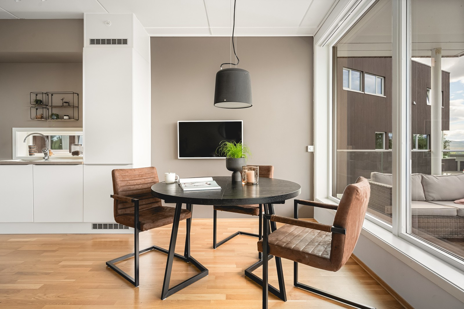 Stue/kjøkken har naturlige soner for innredning av både sofagruppe og spisebord.