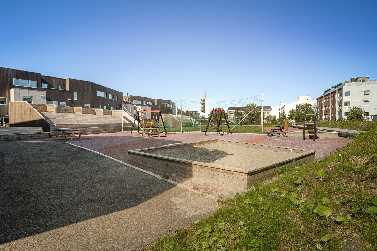 Herlige fellesområder med lekeplasser, kunstgressbane og sandvolleyballbane.