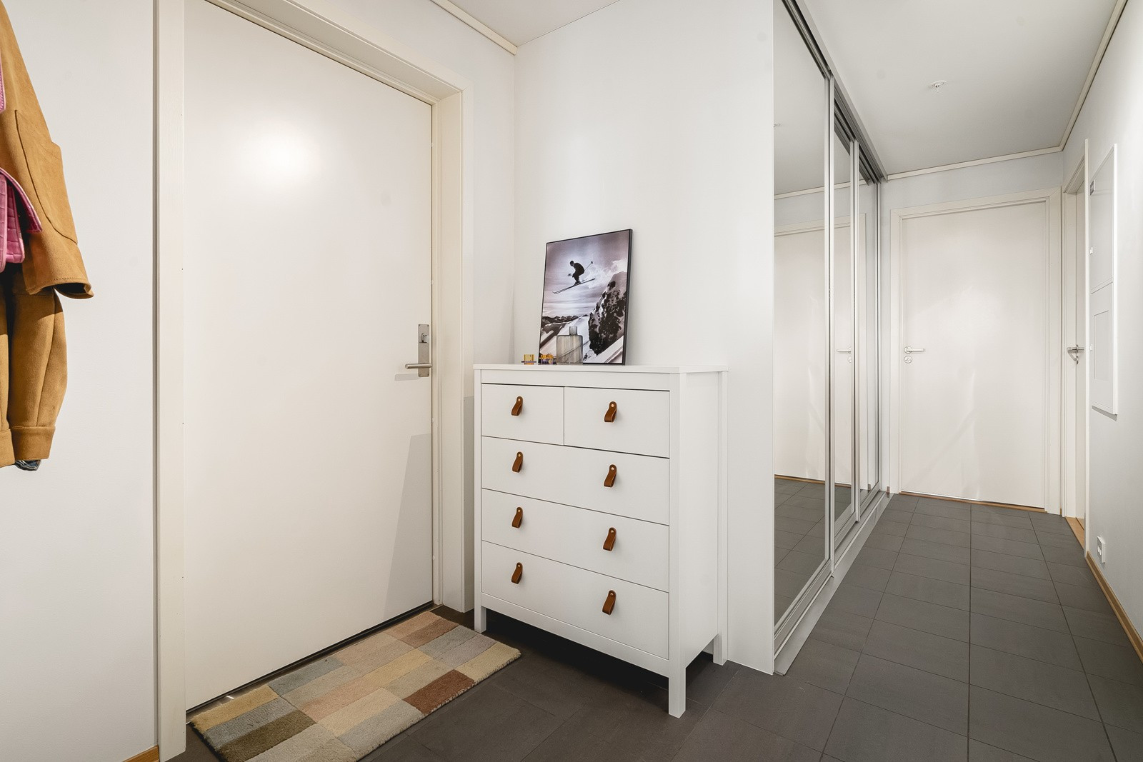 Velkommen inn - Her er det skyvedørsgarderobe med plass for både sko og yttertøy.