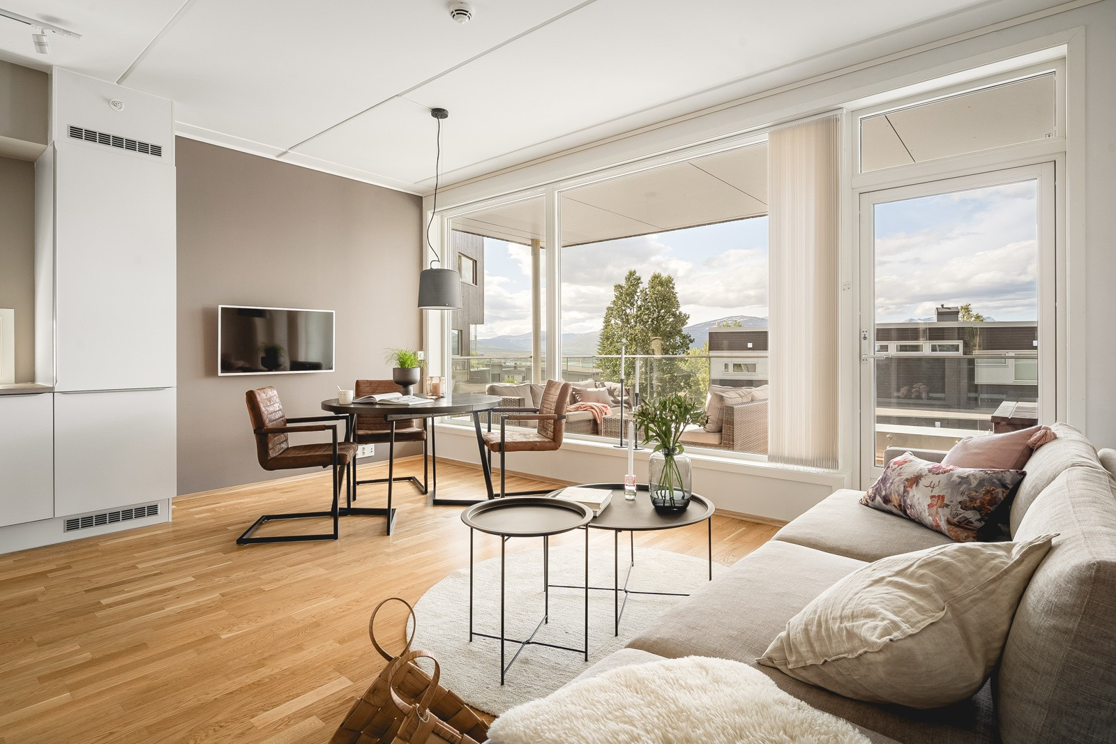 De store vindusflatene slipper inn rikelige mengder med naturlig lys og den generøse takhøyden skaper en god romfølelse.