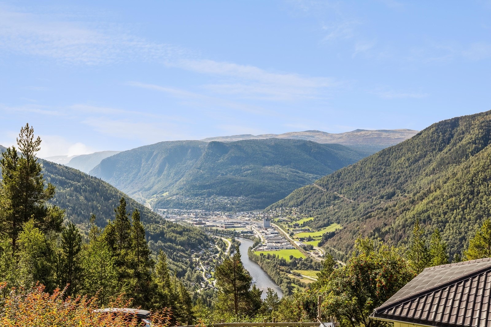 Ligger fritt og fint i høyden, med fantastisk utsikt over Gudbrandsdalen og omkringliggende fjellområder. Galleribilde