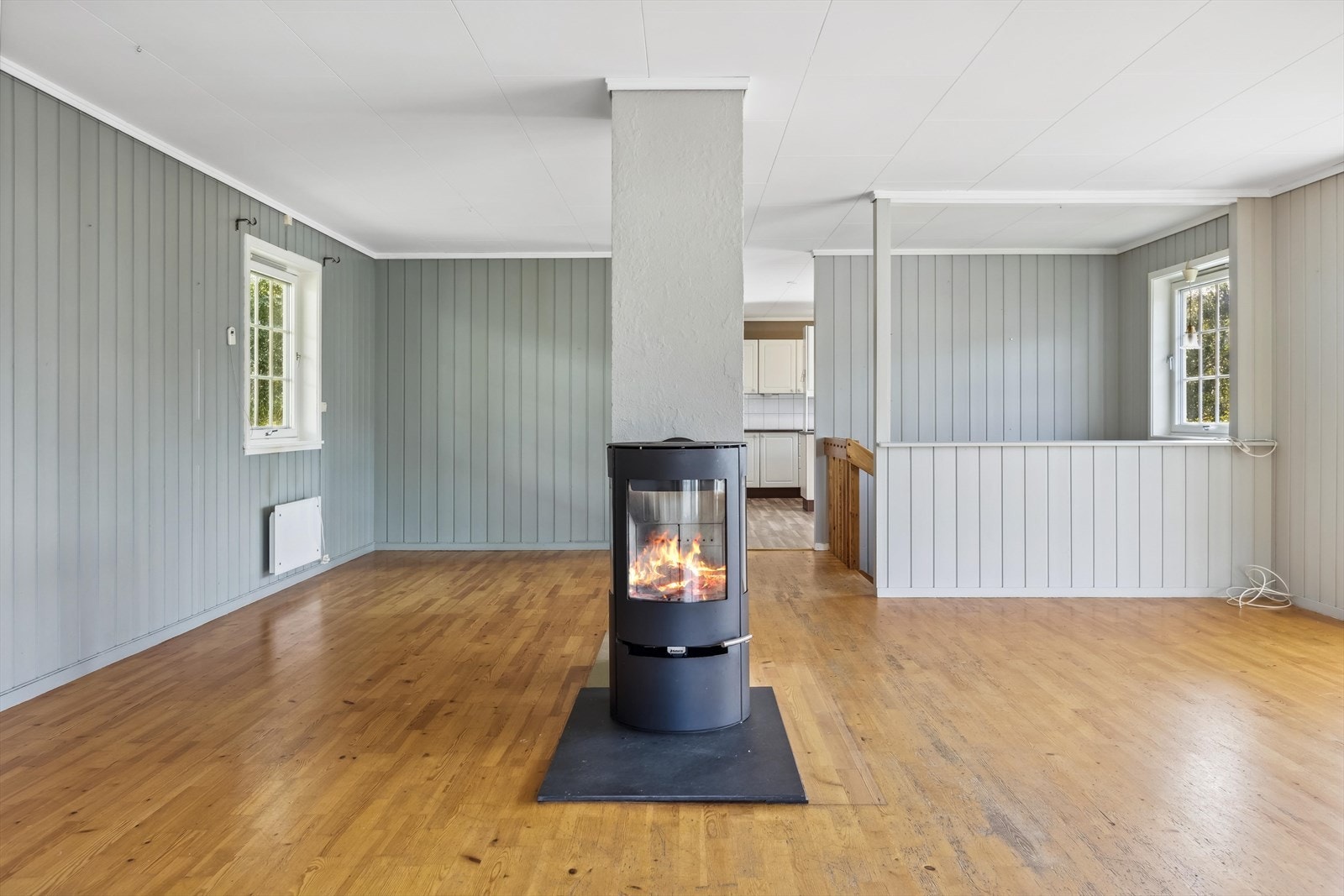 Midt i stuen er det en peisovn som gir god varme. Galleribilde