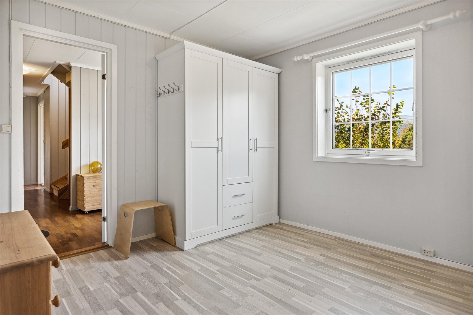 Boligen inneholder i alt 3 romslige soverom som kan innredes med senger i ulike størrelser, ut ifra eget behov og ønske. Galleribilde