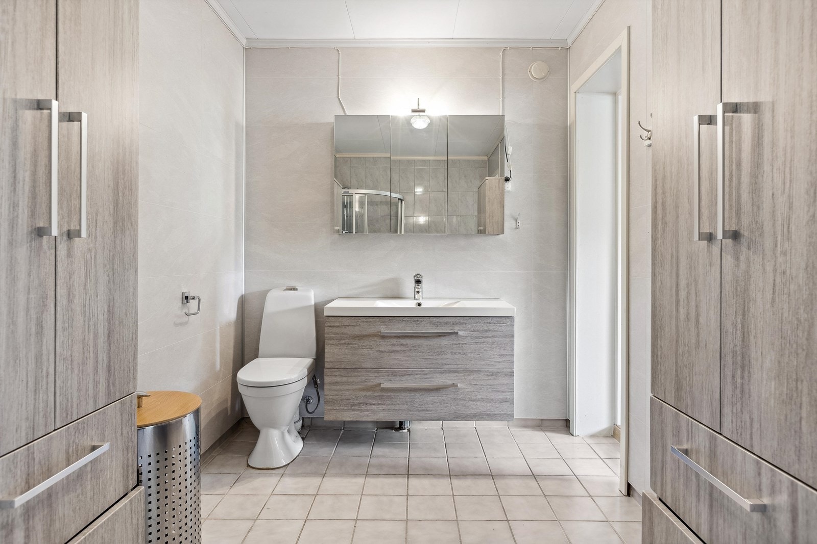 Romslig bad med nyere innredning. Galleribilde