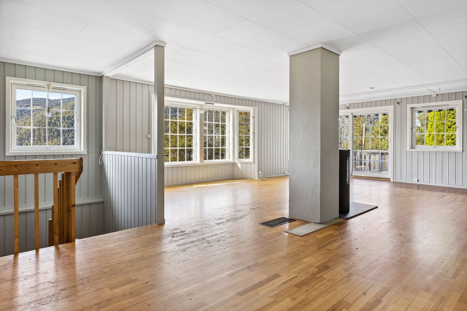 Lys og trivelig stue med god plass til å innrede med ulike sittegrupper. Galleribilde