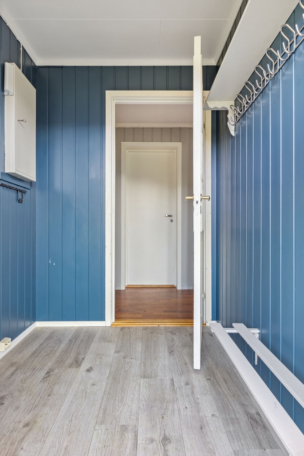 Entré med god plass til oppbevaring av yttertøy. Galleribilde