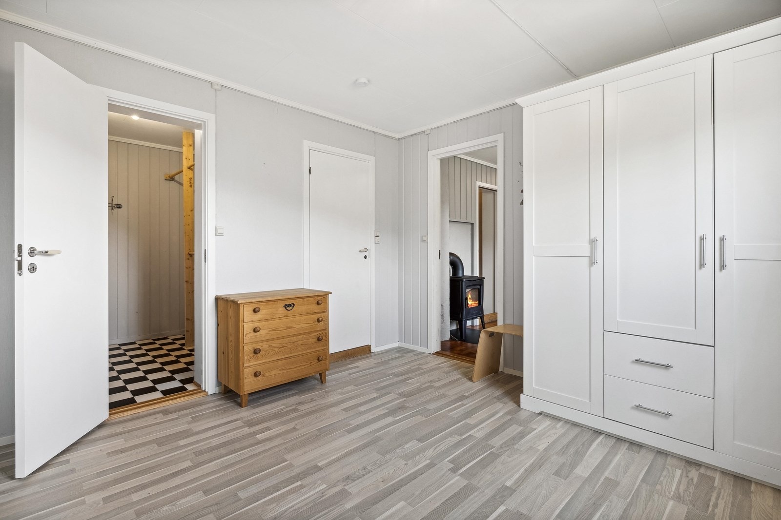 God plass til garderobeskap. Her er det også adgang til walk in-closet. Galleribilde