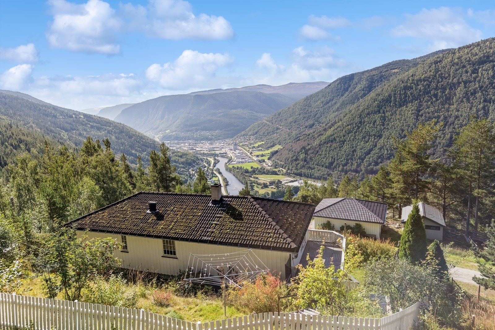 Ligger tilbaketrukket og usjenert i skogsterreng, ca. 1.5 km fra offentlig vei. Galleribilde