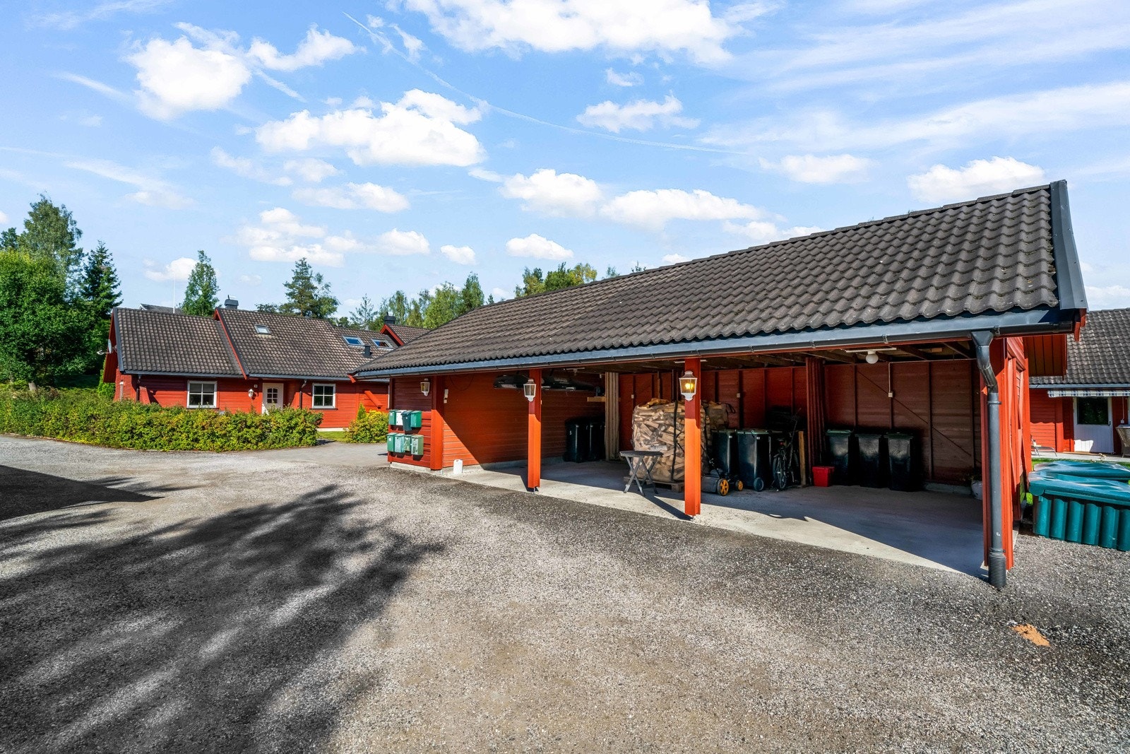 Tilhørende parkeringsplass i felles carportanlegg, samt sportsbod. Galleribilde