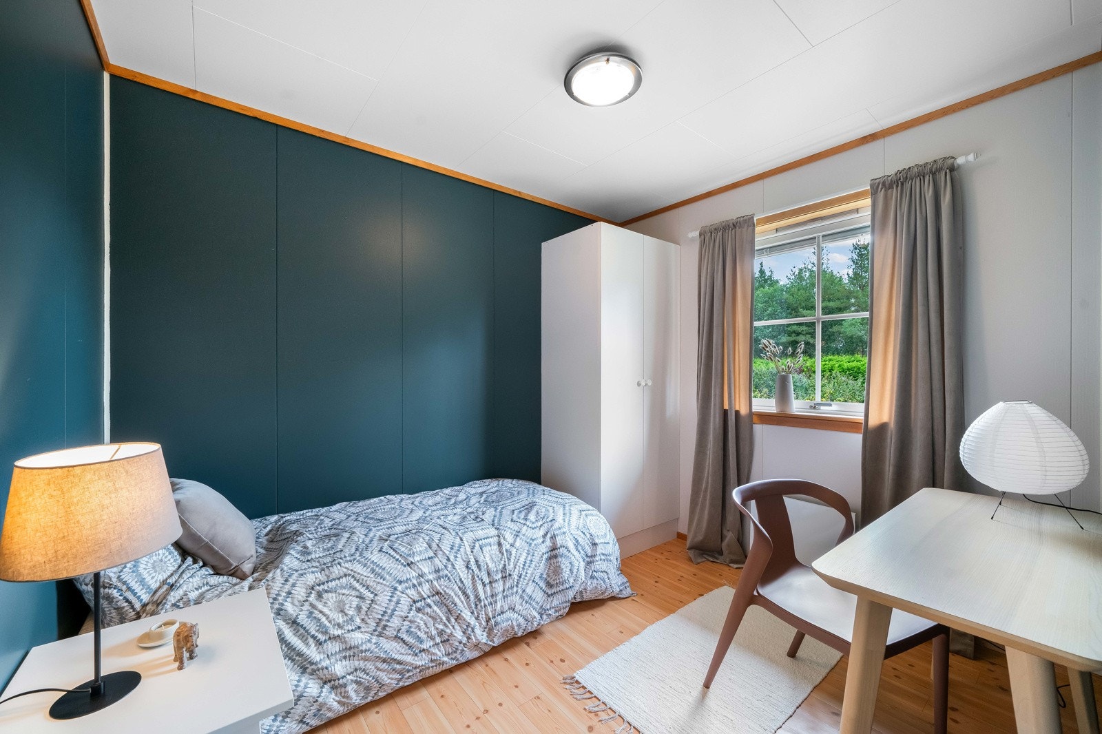 I boligen er det 3 soverom. Ett i 1. etg. og to i 2. etg. Alle rommene har god plass til garderobeskap. Det er muligheter for å lage ett ekstra soverom i stuen. Galleribilde