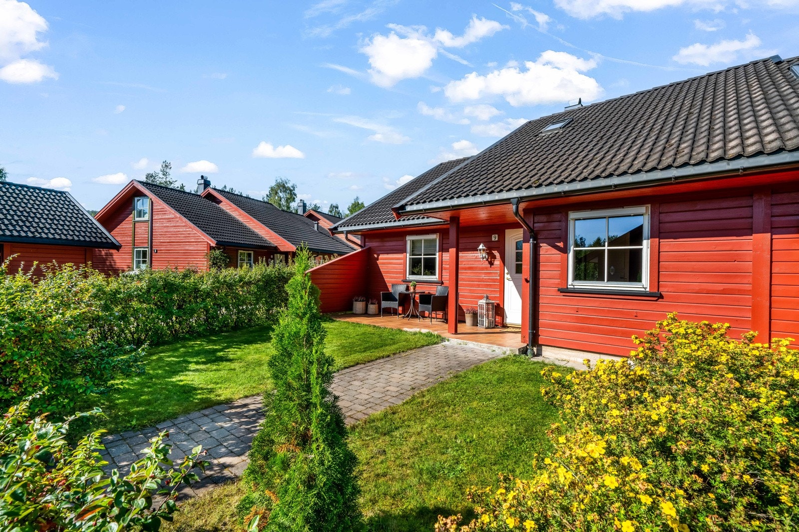 Velkommen til Løvskeidåsen 9, en praktisk enderekkebolig med hele tre soverom og stor stue. Stor hage som er pent opparbeidet med frodig beplantning, plen og koselige uteplasser. Solrikt og skjermet! Galleribilde