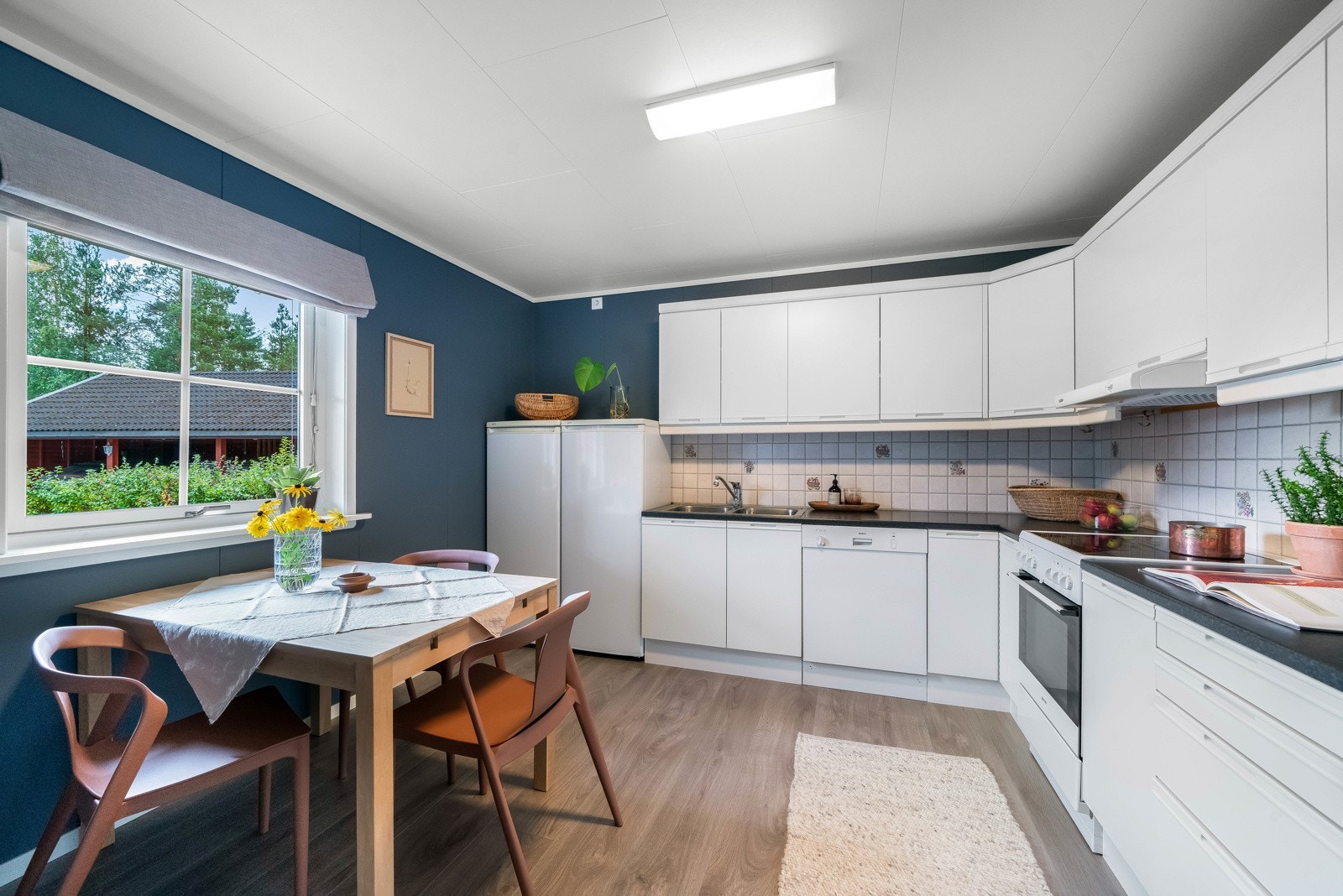 Kjøkkeninnredningen har slette fronter og laminat benkeplate. Det er lagt fliser på vegg under overskap. Det er plass til en koselig kjøkkenkrok med kjøkkenbord og stoler. Varmekabel i gulv. Hvitevarer medfølger. Galleribilde