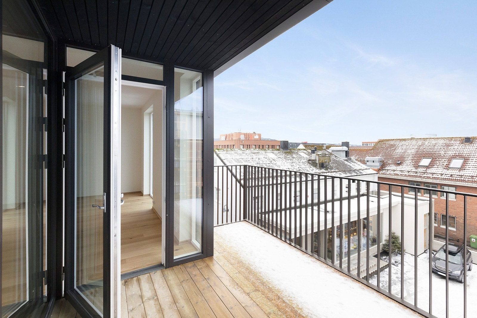 Leiligheten har en stor veranda med gode solforhold. Galleribilde