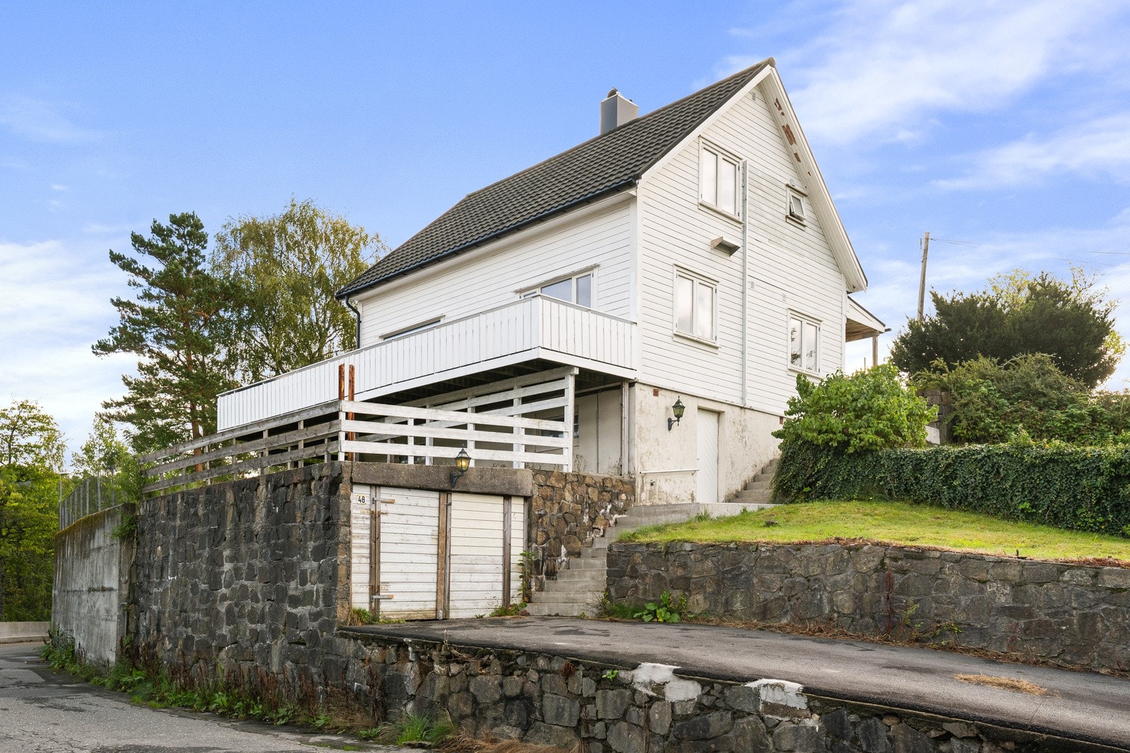 Innkjørsel og garasje. Galleribilde