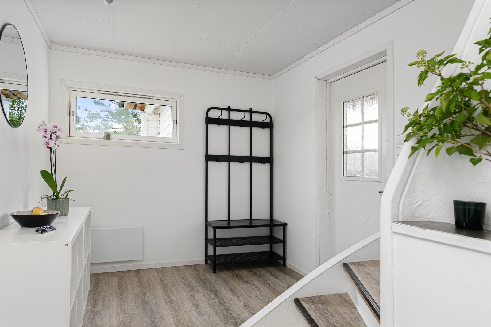 God plass til garderobe i gangen. Galleribilde