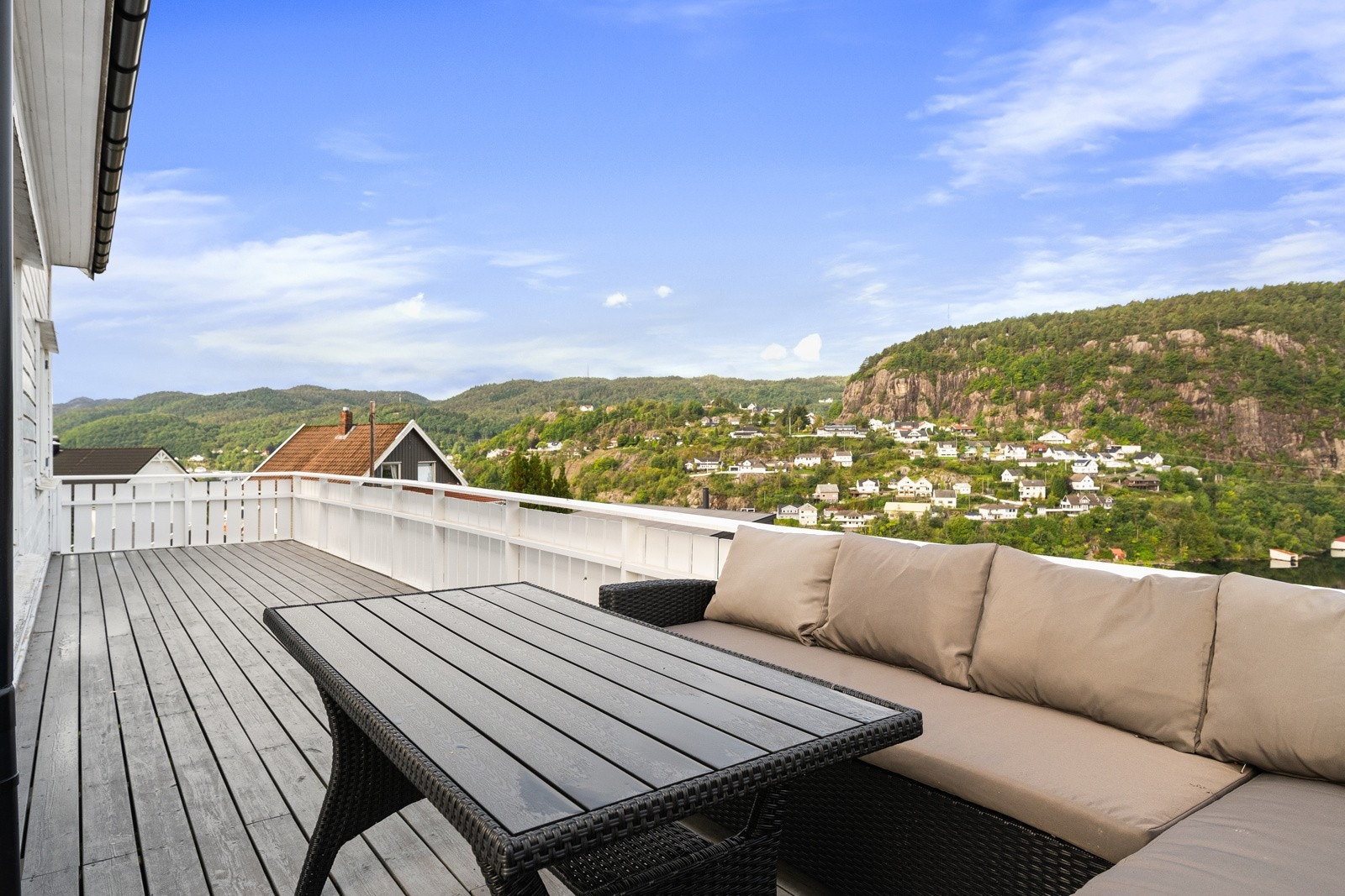 Veranda med utsikt og gode solforhold. Galleribilde