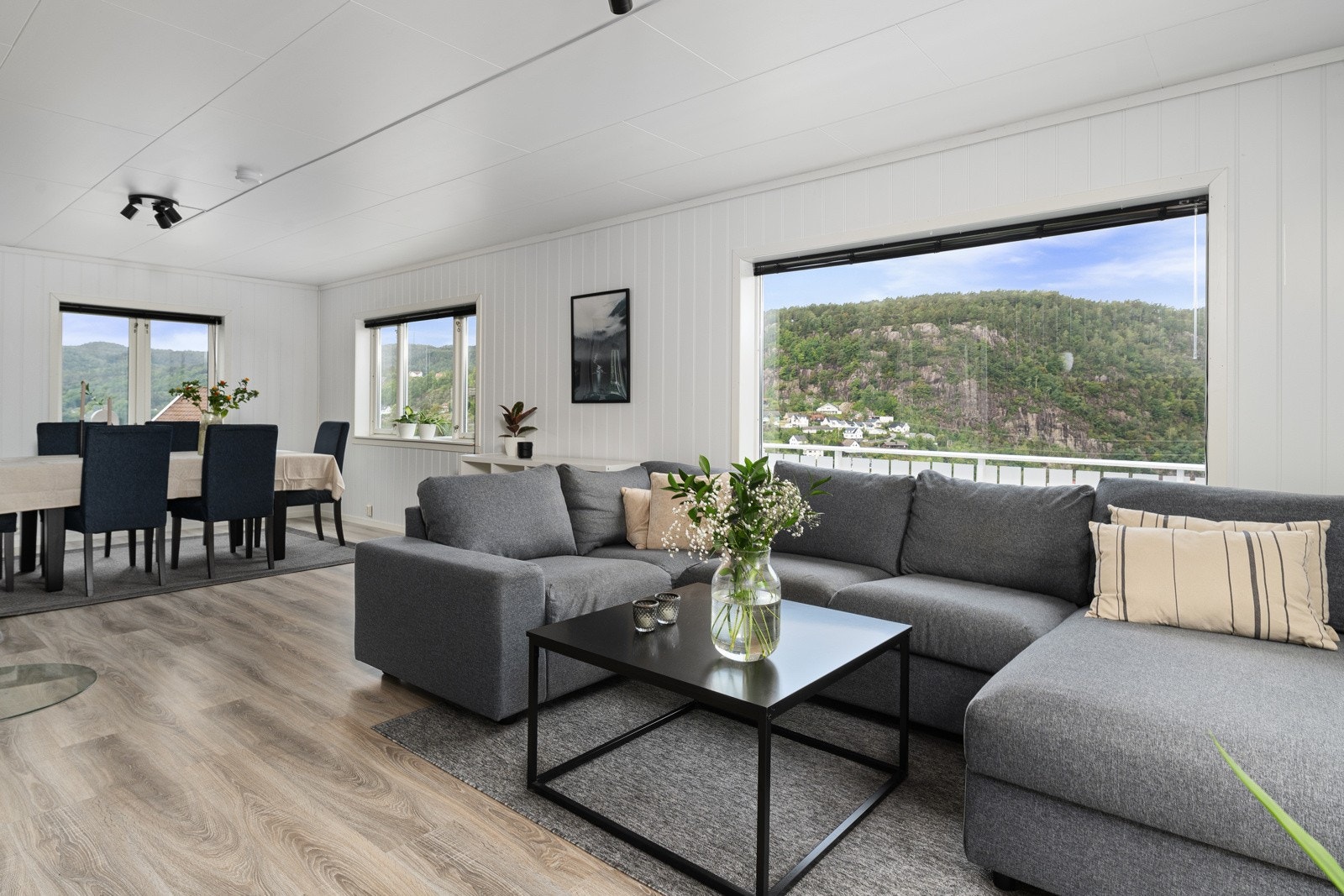 Velkommen inn! Lys stue med store vindusflater. Galleribilde