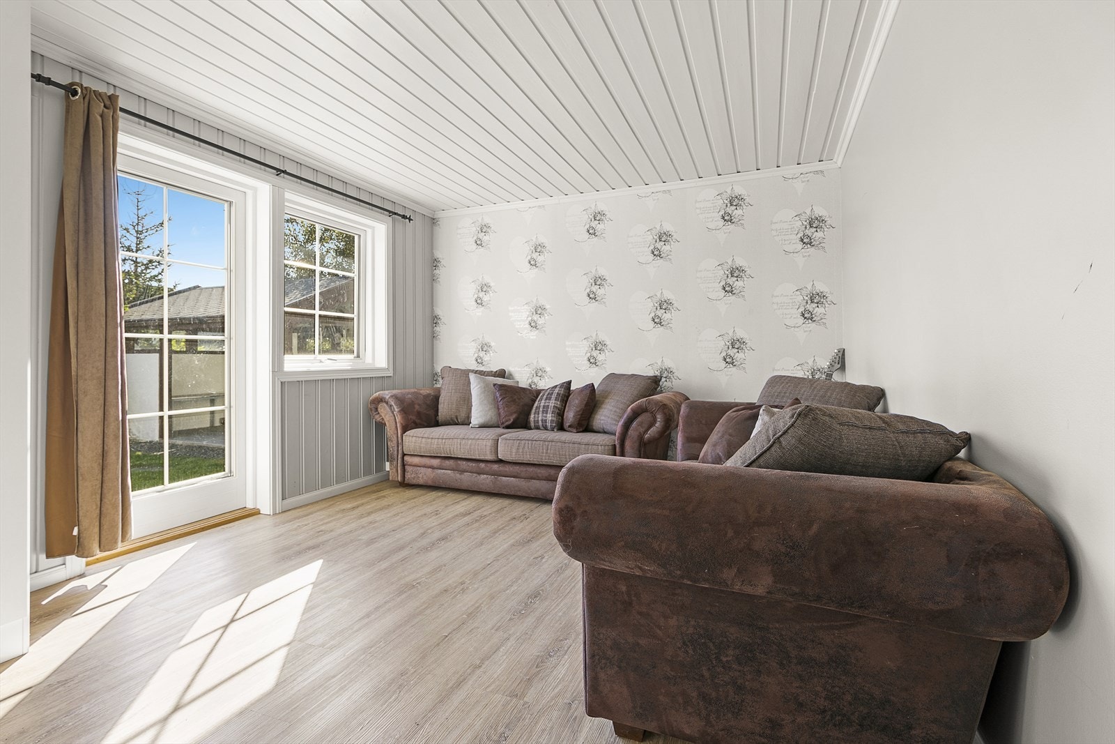 Det er 3 soverom i 1. etg. Fra det ene rommet er det utgang til stor terrasse/hage. Galleribilde