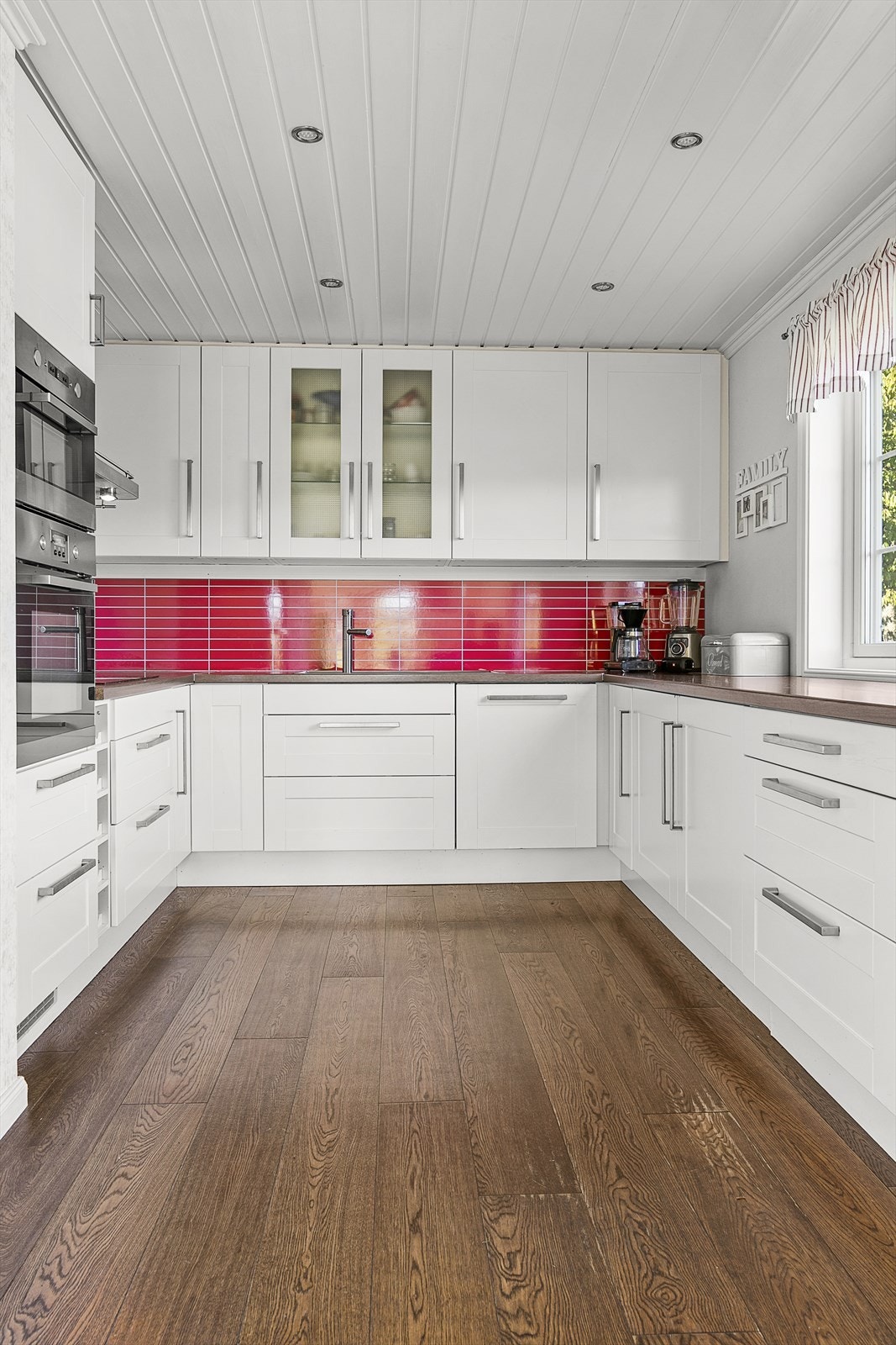Kjøkkeninnredning fra Ikea, laminat benkeplate og wall to paint plater mellom benk og overskap. Galleribilde