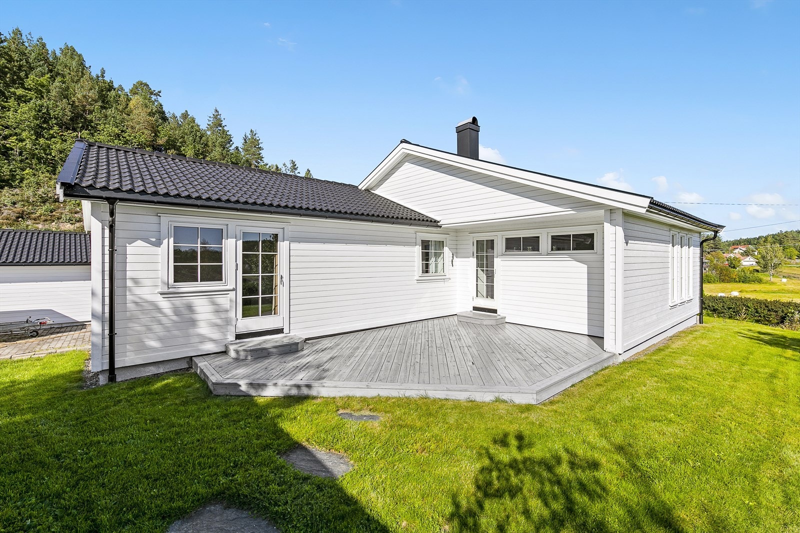 Svært barnevennlig og solrikt. Sol fra tidlig morgen til ca kl 20.30 sommerstid. Galleribilde