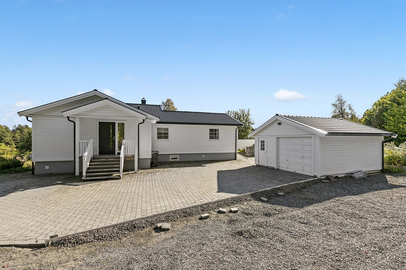 Tomten er flott opparbeidet med gruset adkomst/tun. Galleribilde