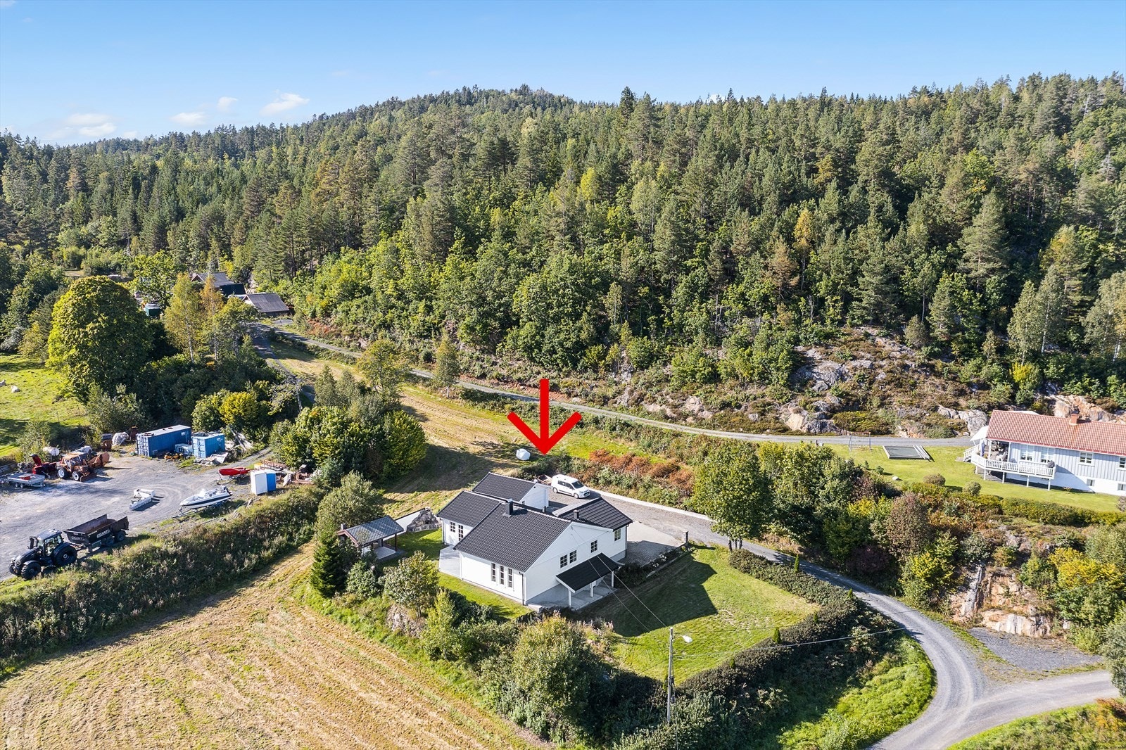 Eiendommen har en fin beliggenhet, i et hyggelig nabolag. Galleribilde