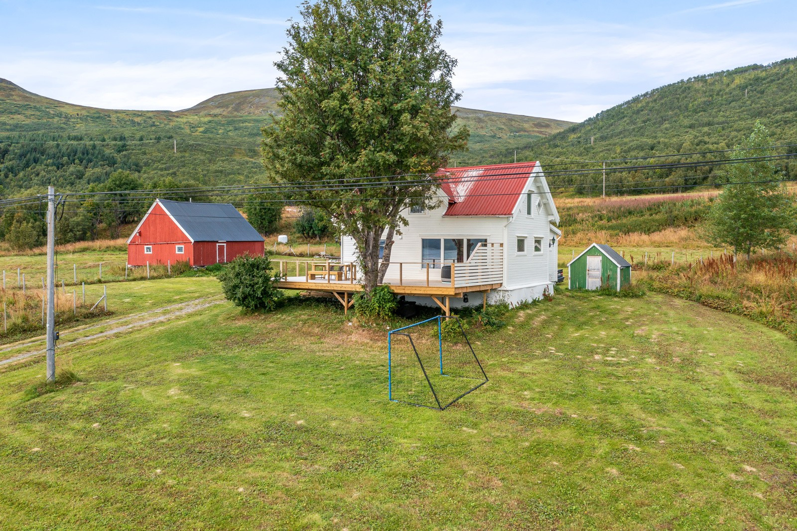 Pent opparbeidet hage rundt boligen.