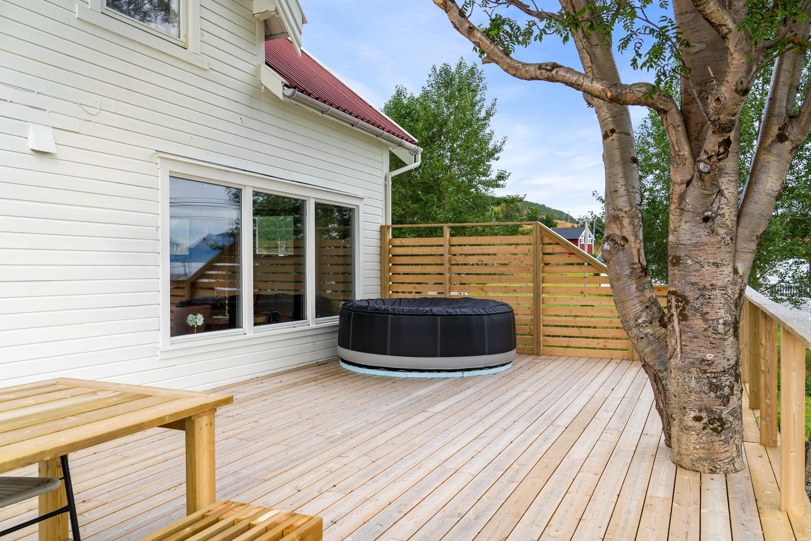 Stor terrasse på framsiden av huset.