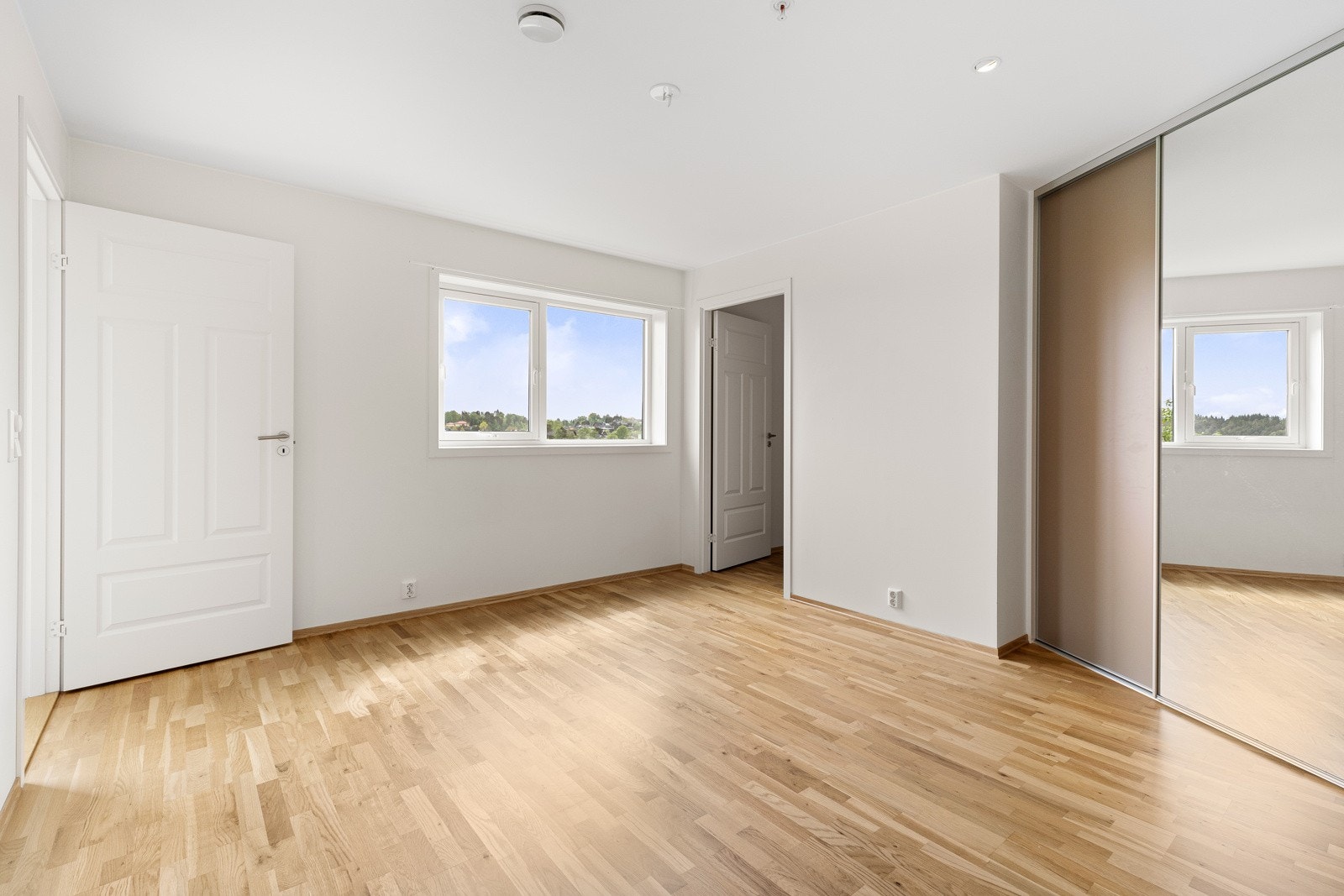 Hovedsoverommet har stor skyvedørsgarderobe.. Galleribilde