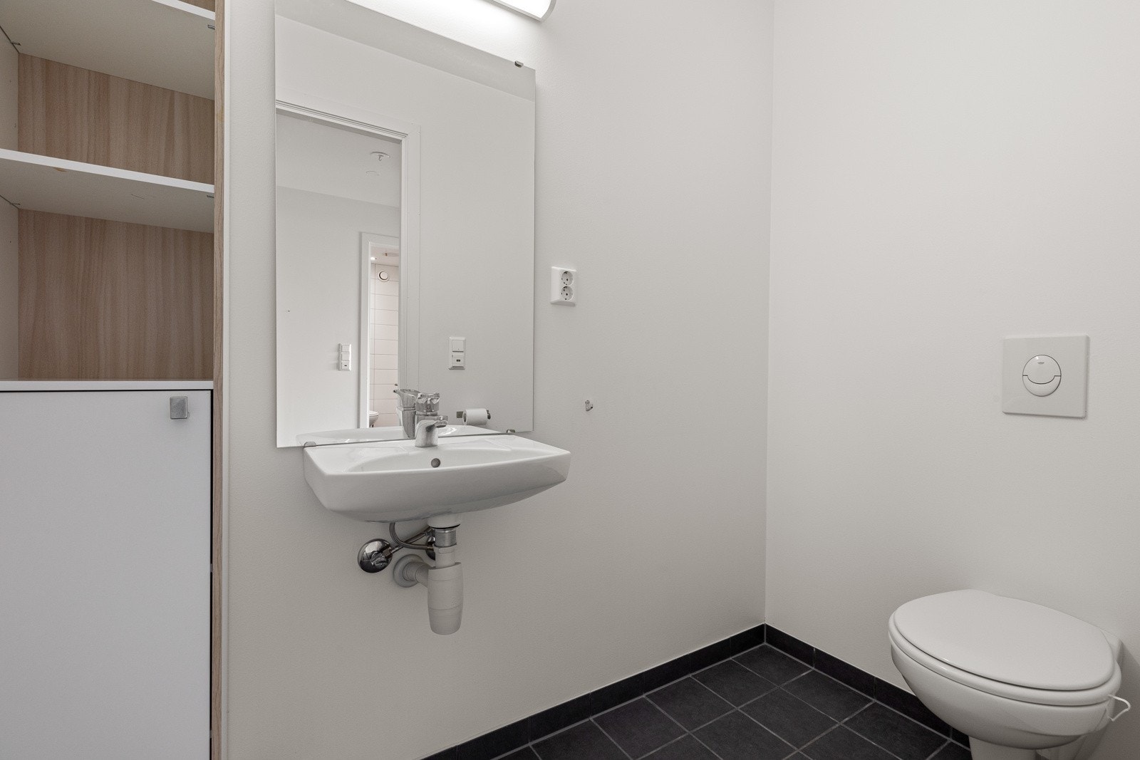 WC i gang har fliser og varmekabler i gulvet Galleribilde