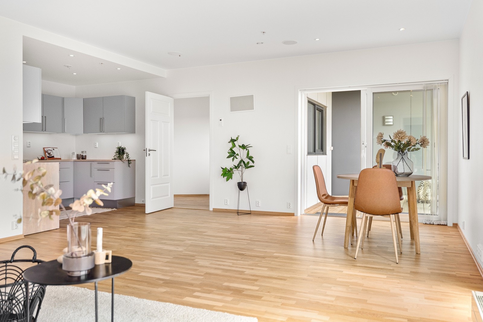 Det er sentralvarme i bygget med en mindre radiator i stuen Galleribilde