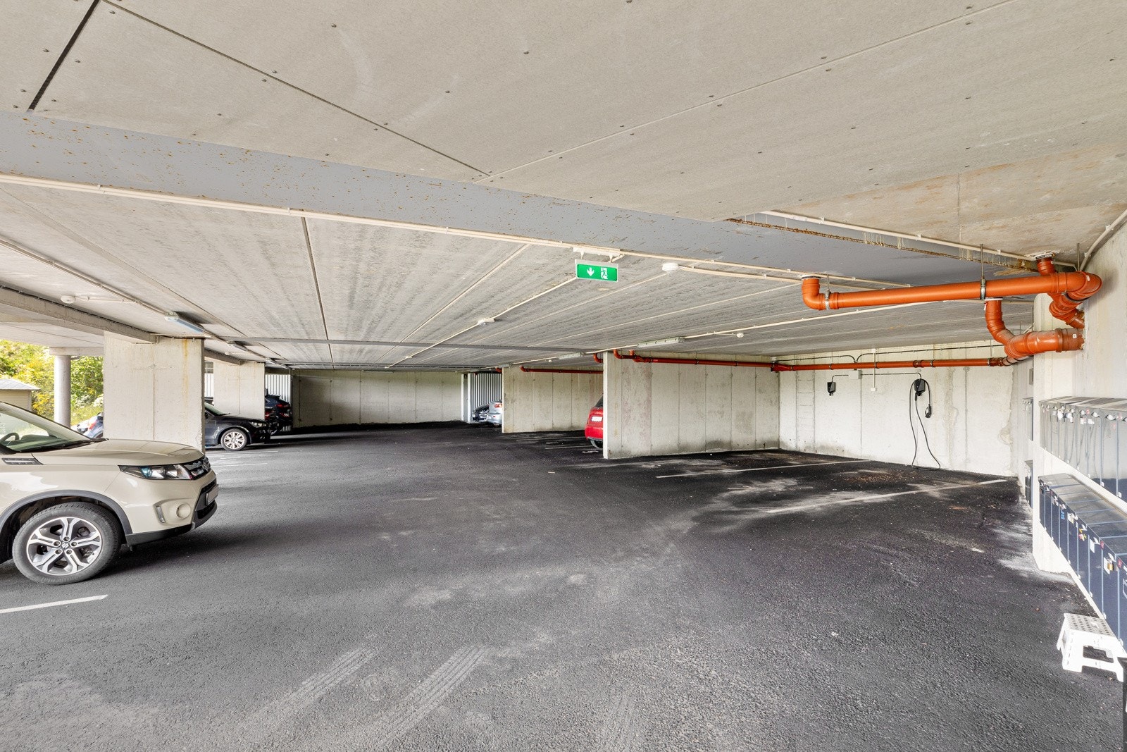 Det er lagt opp slik at parkeringsplassene har mulighet for lading av el-bil Galleribilde