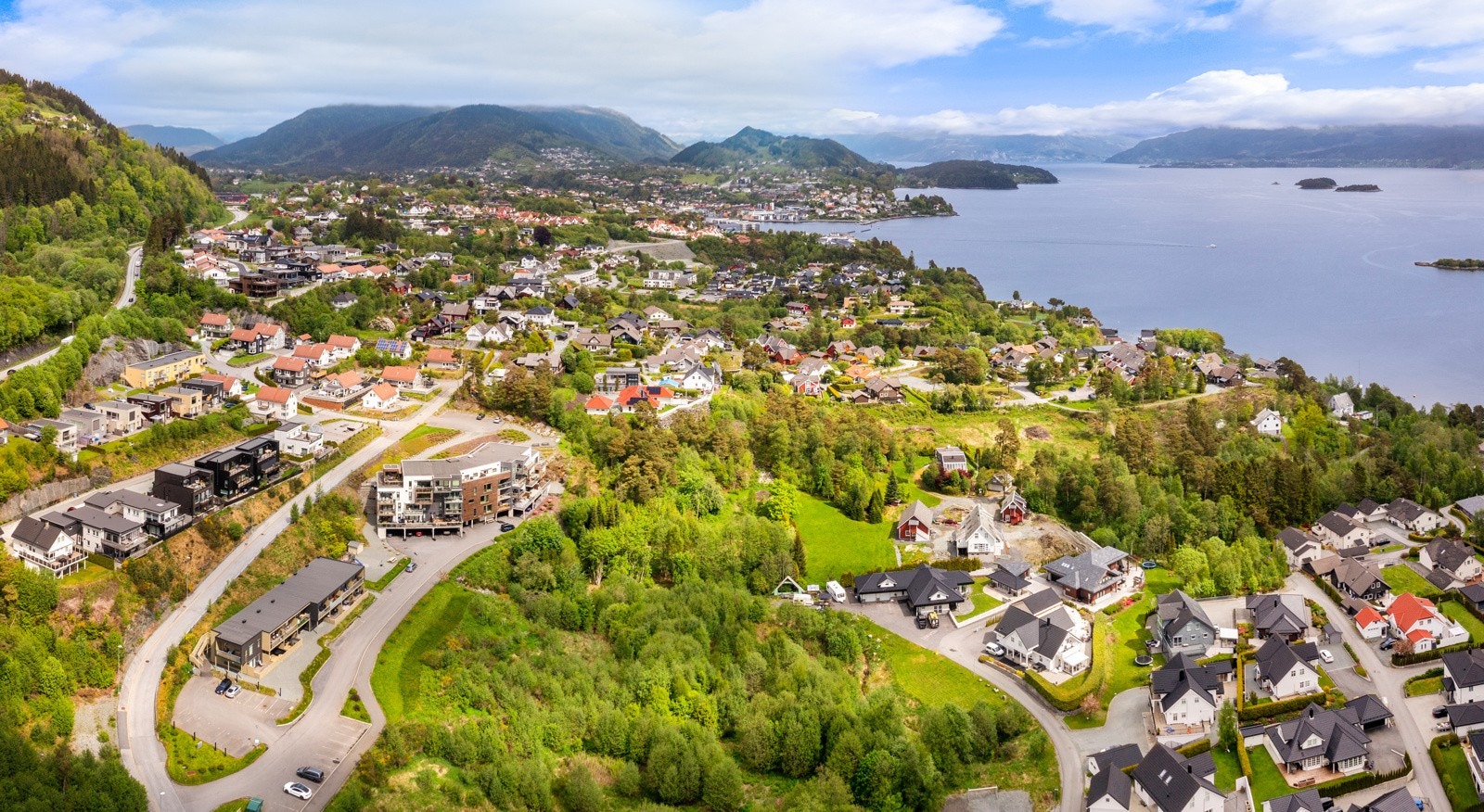 Det er gåavstand til busstopp, Lekvenvågen og turstier til Liafjellet Galleribilde