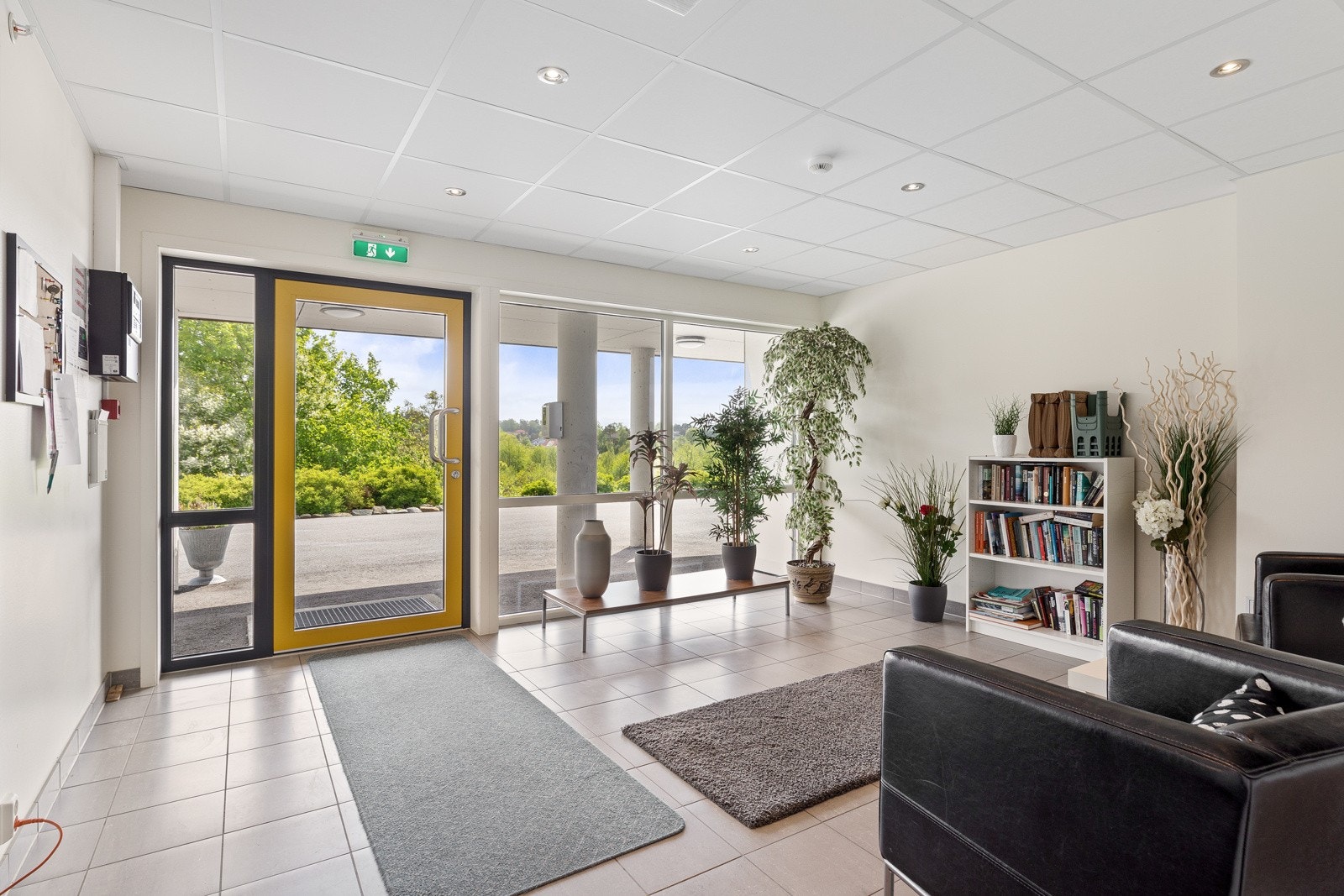 Pen felles entré/lobby med klapplås i hovedinngangen Galleribilde