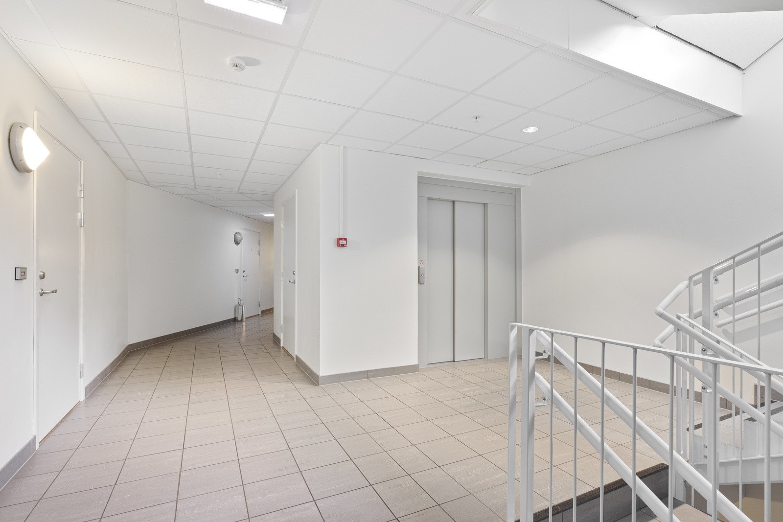 Det er to etasjer opp fra inngangen, og heis i bygget Galleribilde
