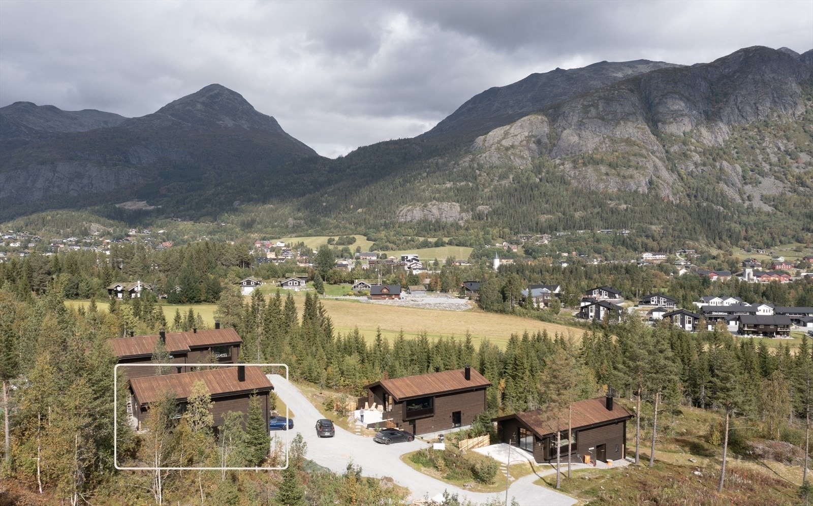 Det er gangvei til butikker og servering i Hemsedal sentrum. Galleribilde