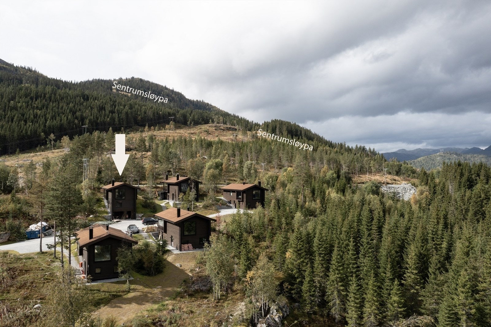 Hytta ligger med nærhet til Hemsedal Skisenter og ski inn fra Sentrumsløypa. Det planlegges heis fra Nyørk. Galleribilde