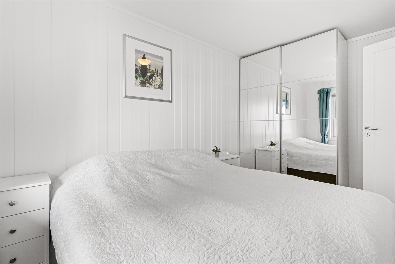 Hovedsoverom har skyvedørsgarderobe. Galleribilde