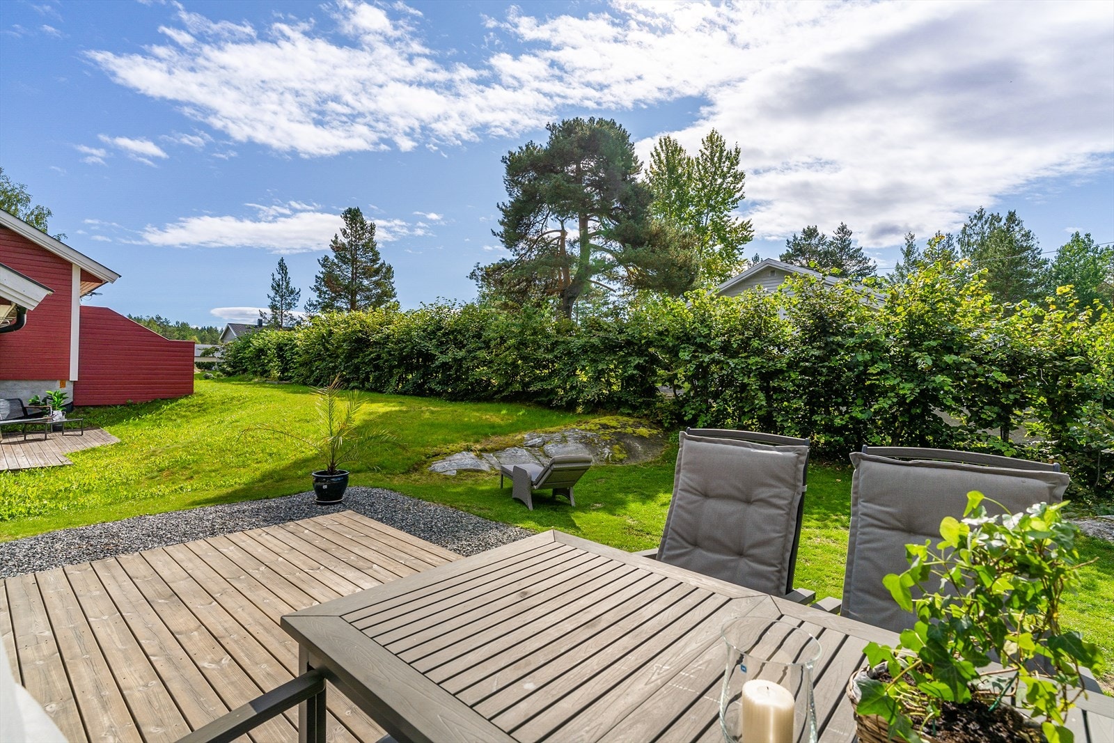 Boligen har en solrik terrasse og store deler av hage er opparbeidet med plen. Galleribilde