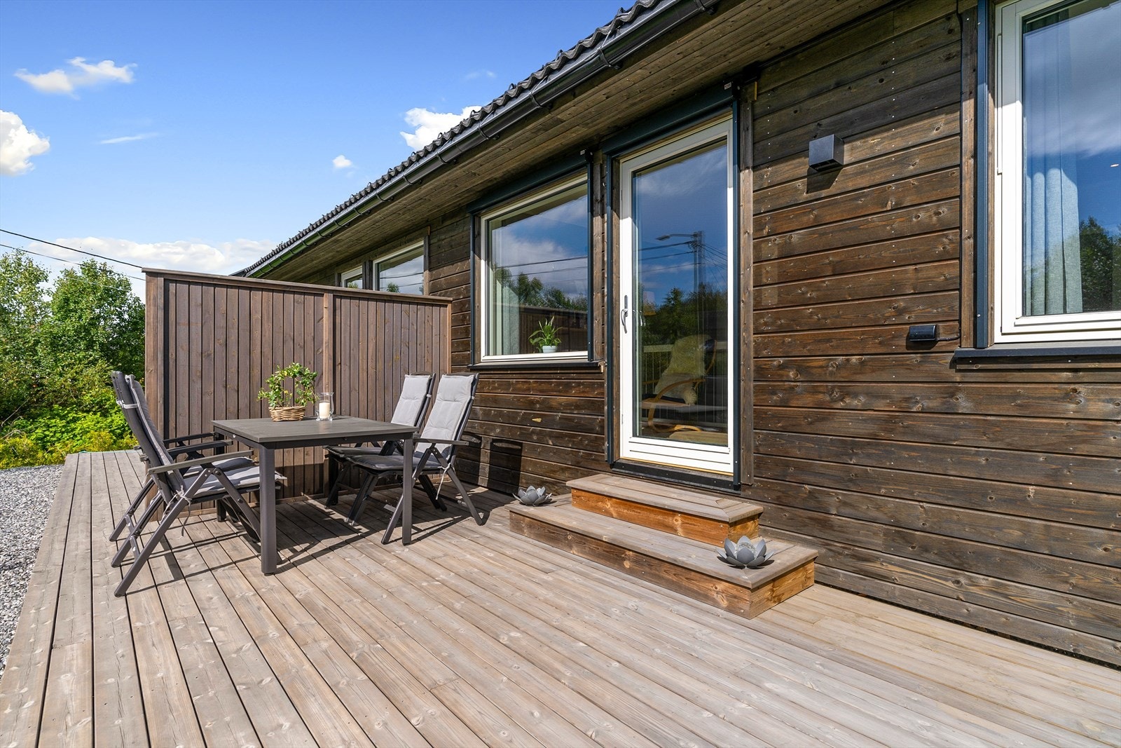 Stor terrasse med god plass til utemøbler. Galleribilde