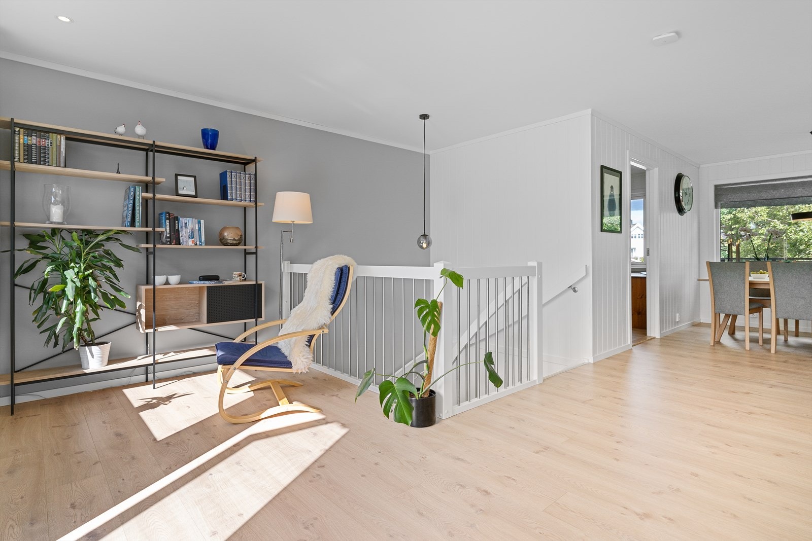 Stuen er romslig og har god plass til møblering. Galleribilde
