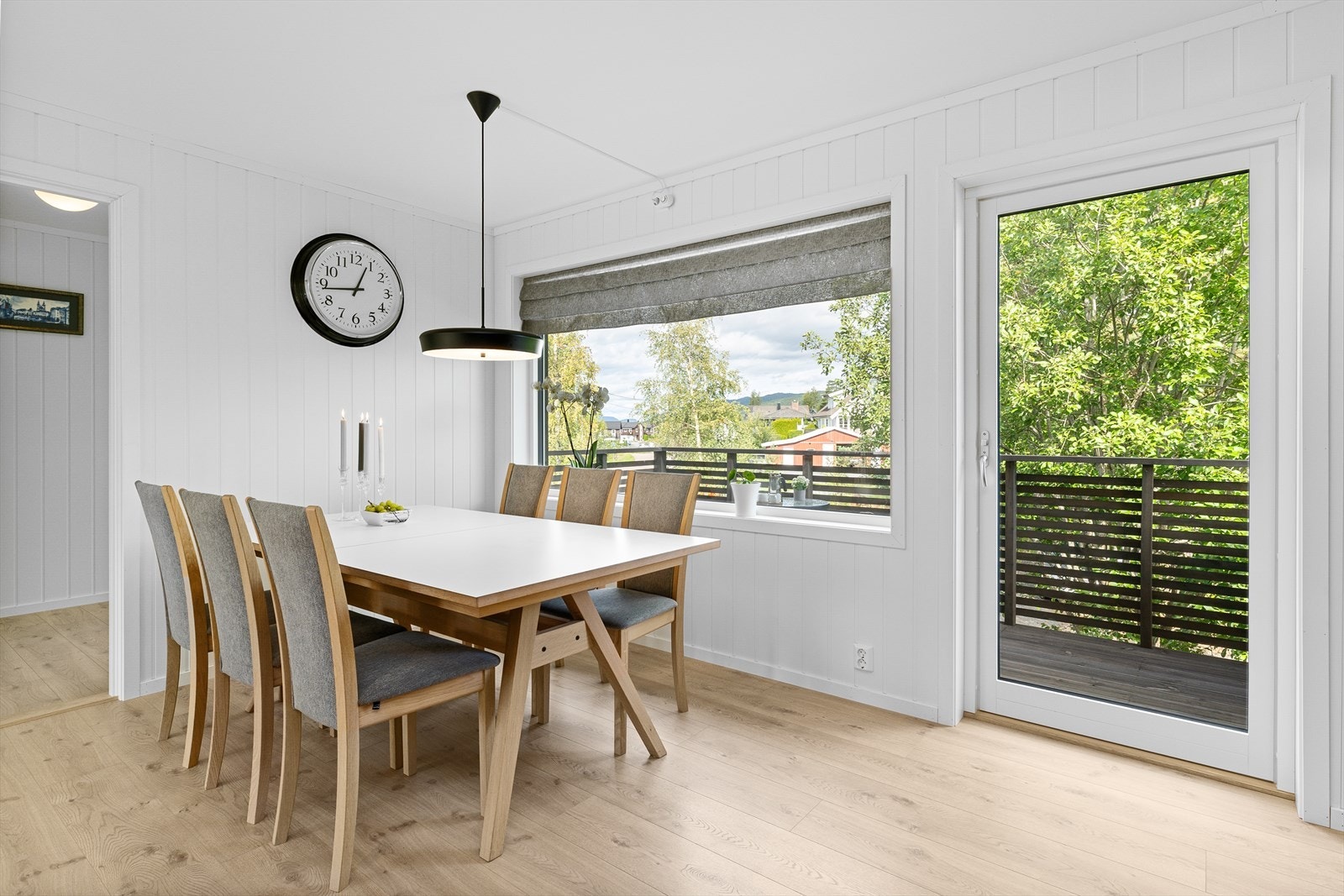 Det er god plass til spisebord på kjøkkenet og det er utgang til balkong. Galleribilde